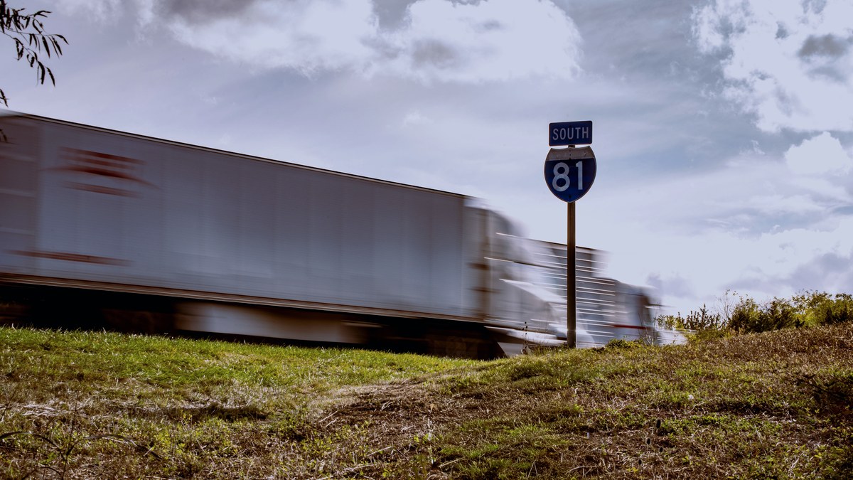 Dry van trailer at speed on I-81 South — dry van spot rate tops contract in 2026 for Northeast carriers