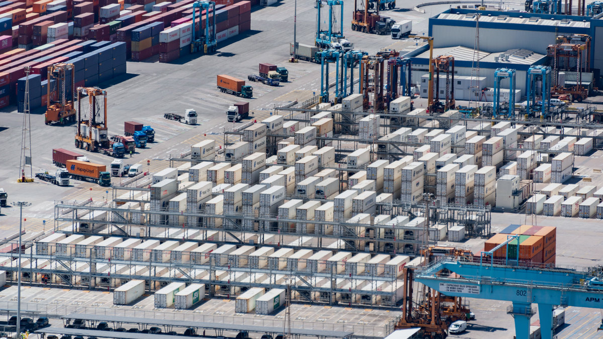 Aerial view of a container terminal with reefer stacks and drayage trucks — NJ/NY truck capacity in Q4 2026